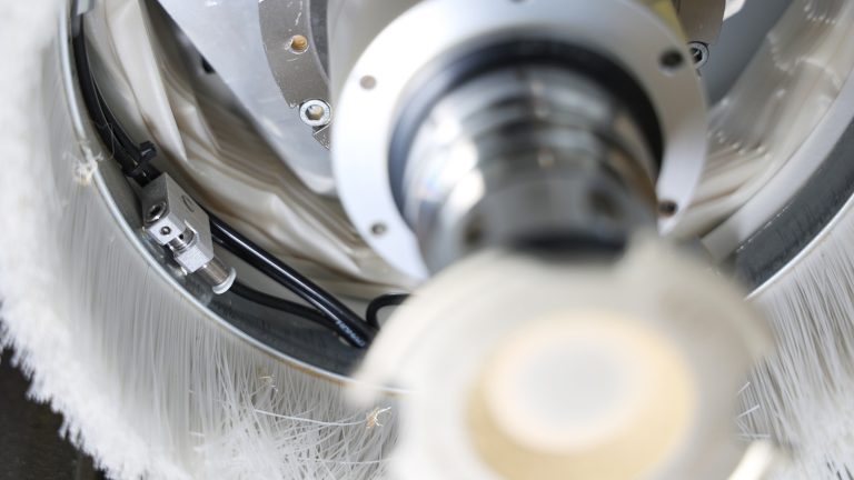 4 פיות נשיפה במכסה השאיבה ניתנות לשליטה באמצעות תוכנה. יצירת זרימת אוויר להובלת השבבים ולשיפור ביצועי השאיבה