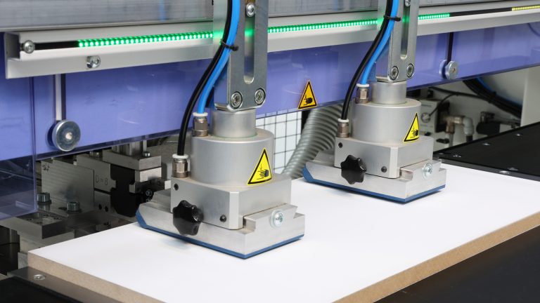 עד 8 גלילי צבתות מתכווננים מאפשרים הידוק בטוח ועדין