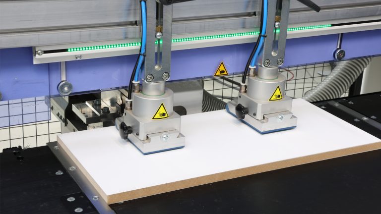 עד 8 גלילי צבתות מתכווננים מאפשרים הידוק בטוח ועדין