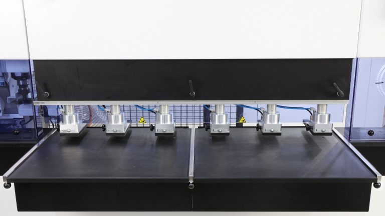 עד 8 גלילי צבתות מתכווננים מאפשרים הידוק בטוח ועדין