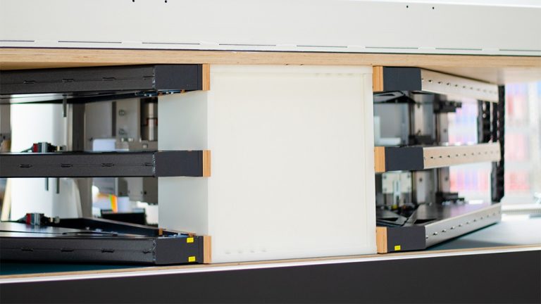 מצב לחיצה סגור. ניתן ללחוץ גם ארגזים עם בסיסי רגלים שנשתלו לפני הכבישה