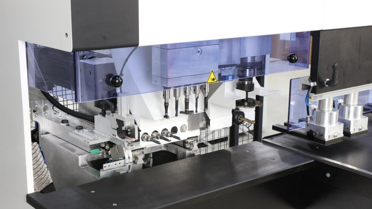 Quick tool change at the from of the machine thanks to adjustable Makrolon panes