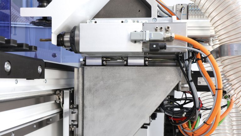 closed linear guides and gear racks in X for maximum precision during processing