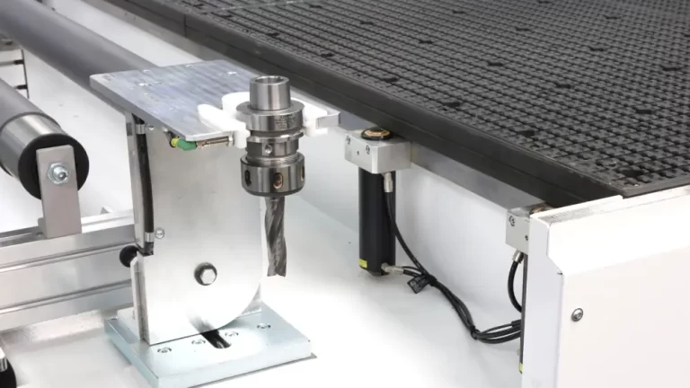 Folding transfer station at the front of the machine for efficient set up