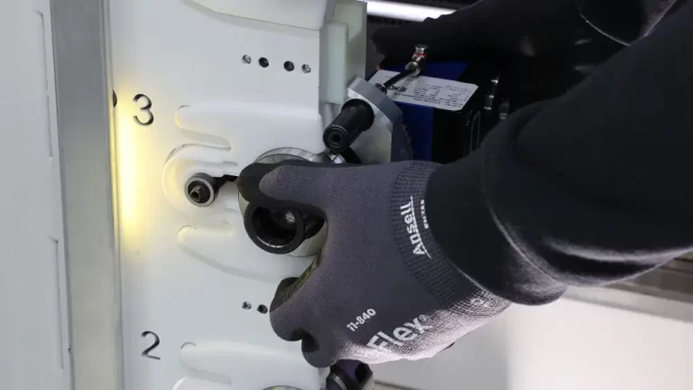 Led assistence system specifies the slot assignment when the tool is changed