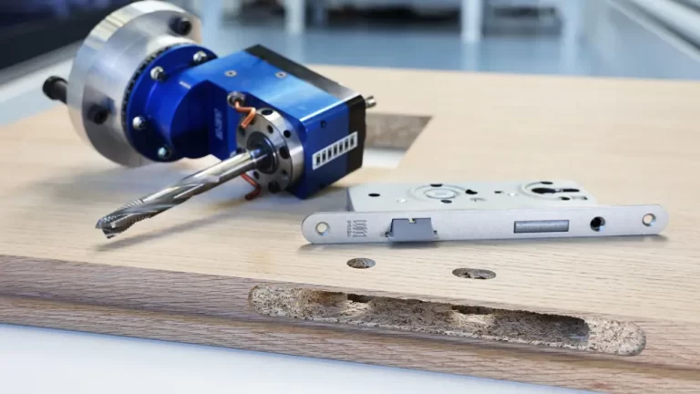 Room doors will soon be fully manufactured with rabbet processing, lock casing, Anuba belts or cut-outs for glass panes, including corner notching