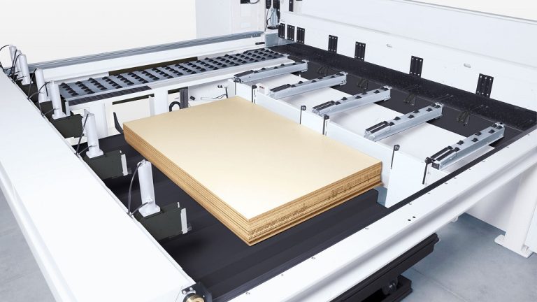 במה טעינה אחורית בתוך שטח המכונה (אופציה)