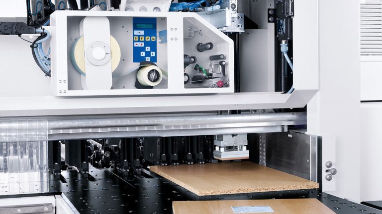 הדבקת מדבקות אוטומטית בקו החיתוך (אופציה)