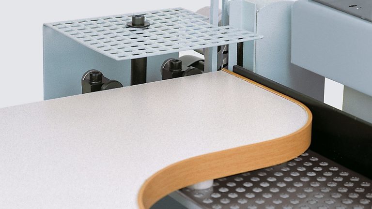 לחיתוך מדויק של קנטים המודבקים על חלקים ישרים וצורניים